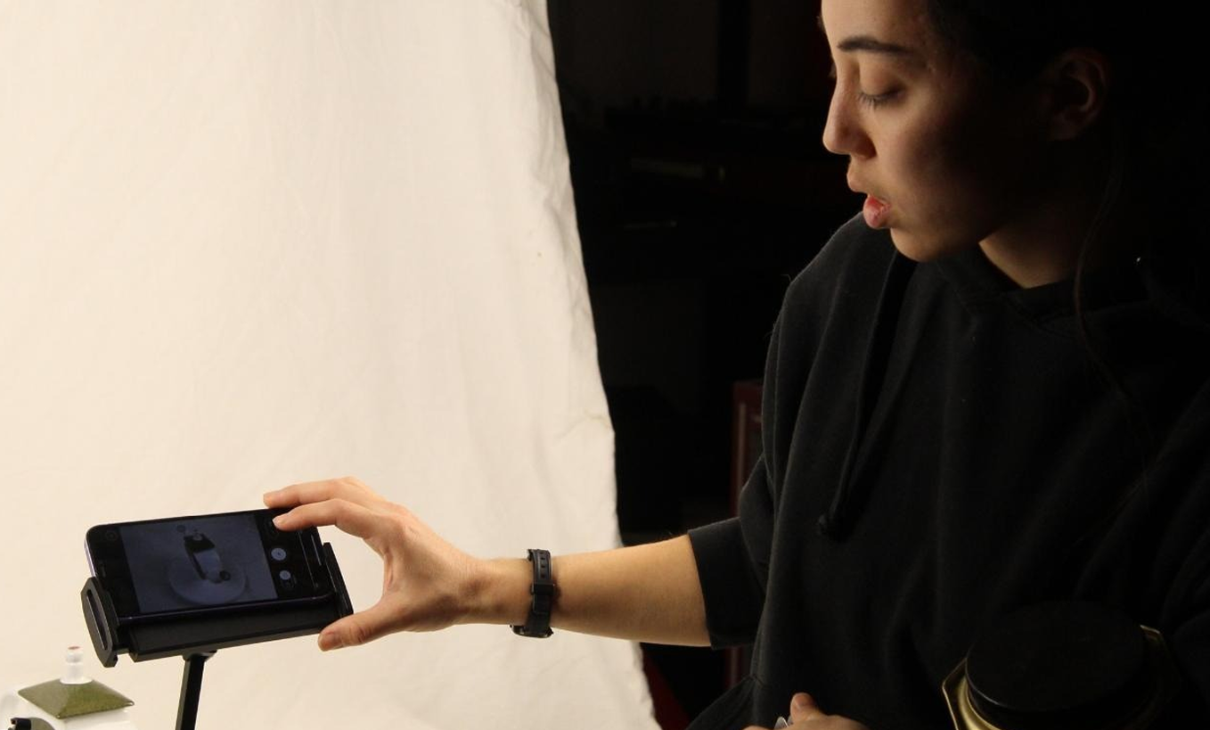 Picture of a person scanning a 3d model.